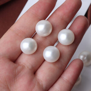 Paar 12,5–13 mm große, kernfreie Süßwasserperlen (Knopfform)