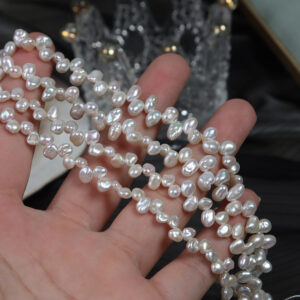 Perles d'eau douce Keshi Reborn à mini pétales irisés de 4 mm