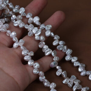 5-6 mm silbergraue, gebohrte Keshi-Süßwasserperlen in Blütenform