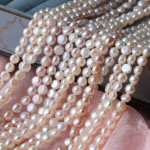 Hilo de perlas de agua dulce con botón perforado en cruz de 6 mm