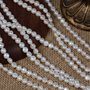 7 mm große, seitlich gebohrte Süßwasserperlen im Barockstil mit flacher Rückseite