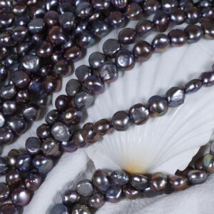 10-11 mm große, unregelmäßige Zuchtperlen im metallischen Barockstil