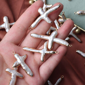 Pendentif en forme de croix avec perle naturelle véritable et cadre en or