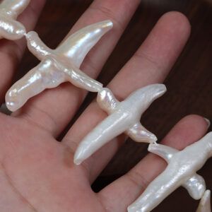 Überzogene Süßwasserperlen mit barockem Kreuz