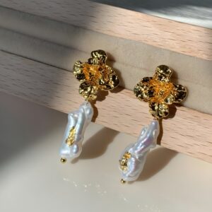 Ohrringe mit floralen Perlen