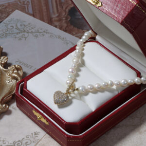 Süßwasserperlenkette mit goldenem Herzanhänger