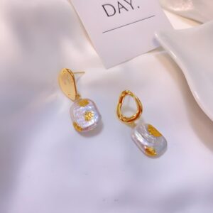 Goldene, asymmetrische quadratische Barockperlen-Ohrstecker