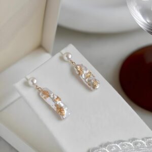 Pendientes colgantes de perla Biwa dorada