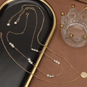 Collier de perles superposées avec pendentif œil d'ange