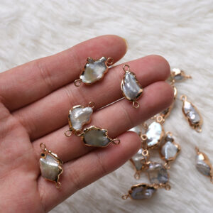 Connecteur de bijoux double face encadré de perles Keshi irrégulières