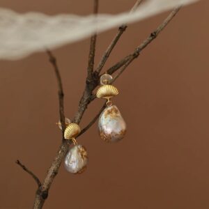 Pendientes colgantes de concha de perla con perlas barrocas
