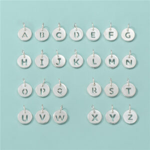 Dije redondo con alfabeto en plata de ley S925