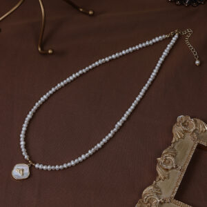 Gargantilla pequeña de perlas con colgante de cola de pez de nácar