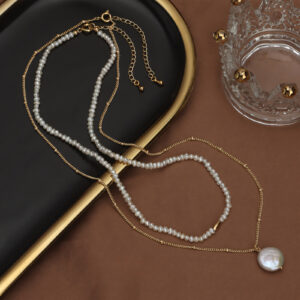 Perlenkette mit mehreren Lagen und barockem Münzanhänger