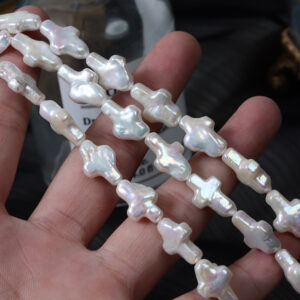 Perlas de agua dulce con forma de cruz barroca iridiscente perforadas de forma recta