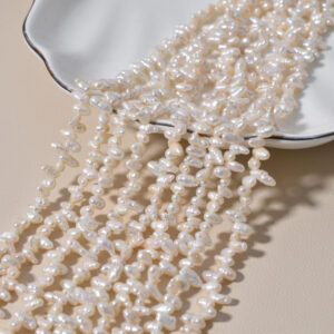 3-4 mm große, freigeformte, halbgebohrte Barock-Süßwasserperlen