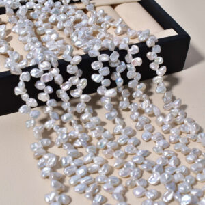 5-6 mm große, barocke Zuchtperlen mit seitlichem Blütenblattloch