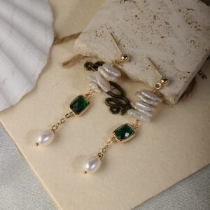 Smaragd- und Perlenohrringe mit Goldkette