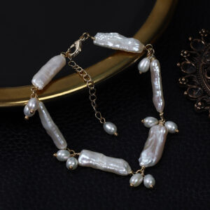 Pulsera de perlas de agua dulce irregulares con dijes colgantes