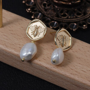 Goldene Perlen-Hängeohrringe mit Bienenmotiv-Stecker