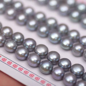 Perlas de botón de agua dulce grises perforadas a medias