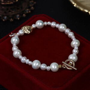 Pulsera de perlas con dije de corazón dorado