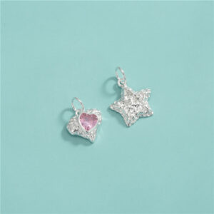Colgante de corazón y estrella texturizado de plata S925 con piedra rosa