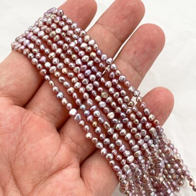3 mm große, unregelmäßige, violette Süßwasserperle