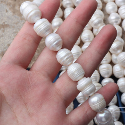 Perlas de agua dulce ovaladas acanaladas naturales de 11-13 mm