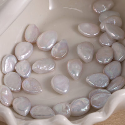 11 mm große, stark glänzende, tropfenförmige Barock-Süßwasserperle