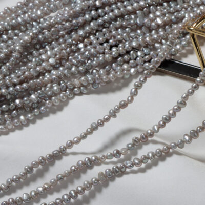 3-4 mm große, grau gefärbte Süßwasserperlen mit hohem Glanz