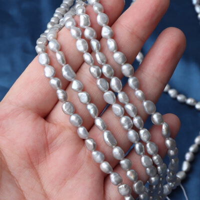 Perlas barrocas de forma libre de 4-5 mm teñidas de gris de alto brillo