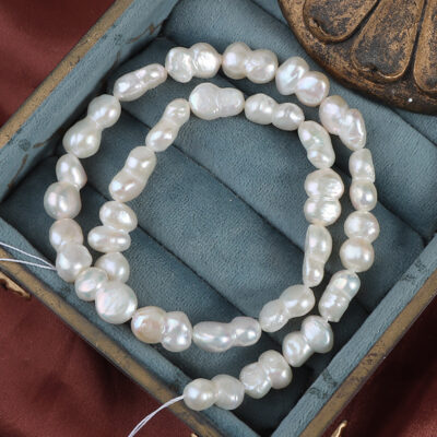 8-9 mm große, zusammengewachsene, kernfreie, natürliche Barock-Süßwasserperlen