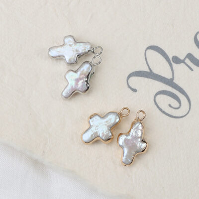 Pendentifs en perles d'eau douce baroques en forme de croix plaqué or et argent