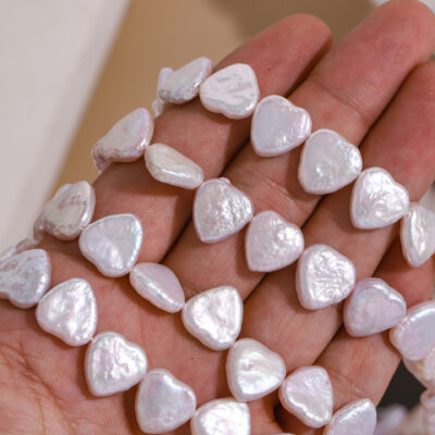 12 mm hochglänzende, glatte, herzförmige, seitlich gebohrte Barockperlen