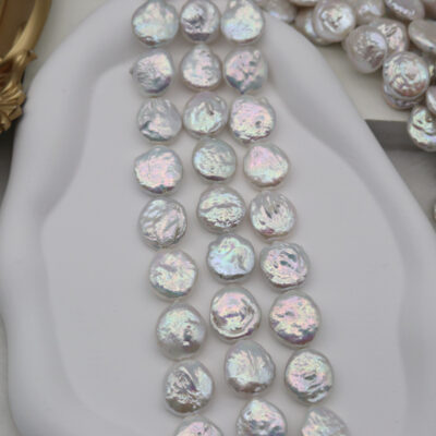 17-18 mm glänzende weiße, gewellte Süßwasserperlen (Münzform)