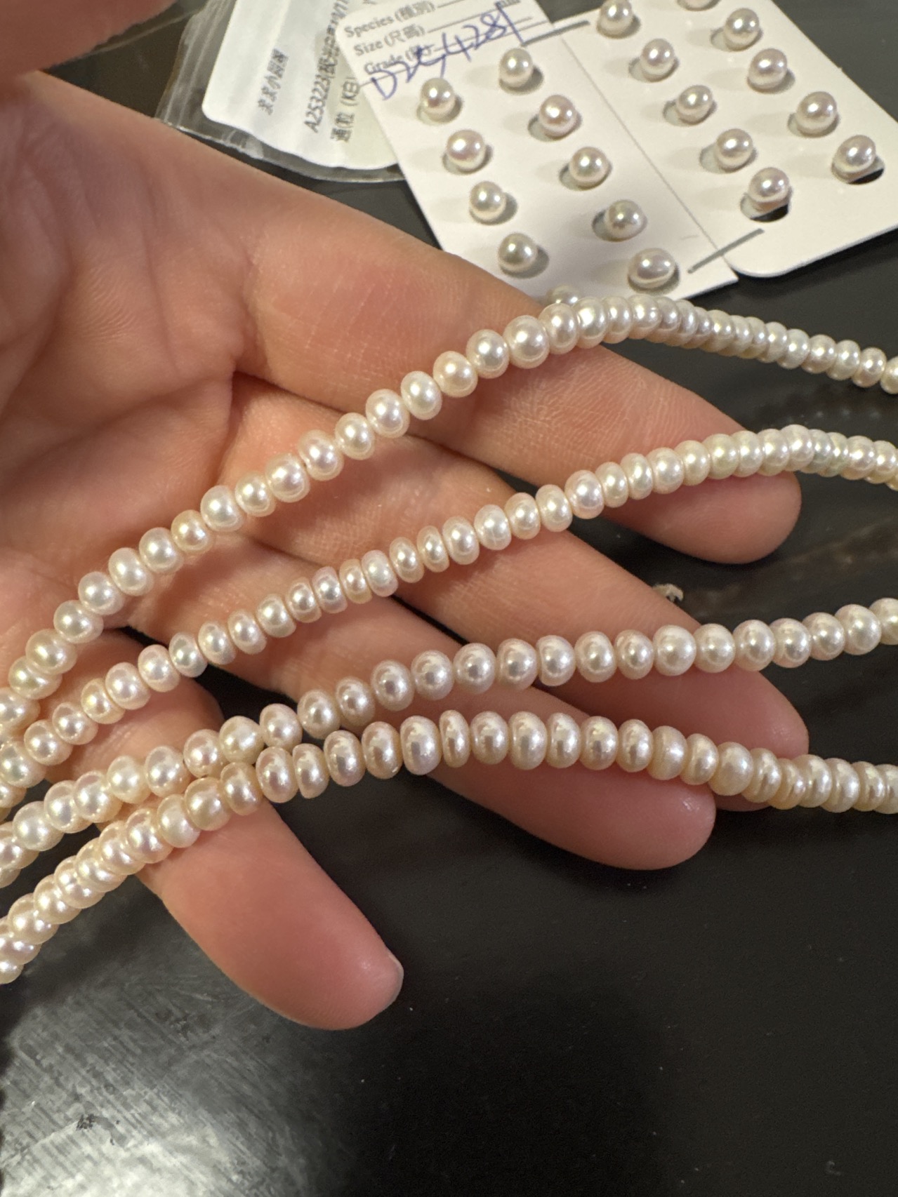 4-5 mm flache Süßwasserperle mit Knopf für DIY-Schmuck – Fotorezension