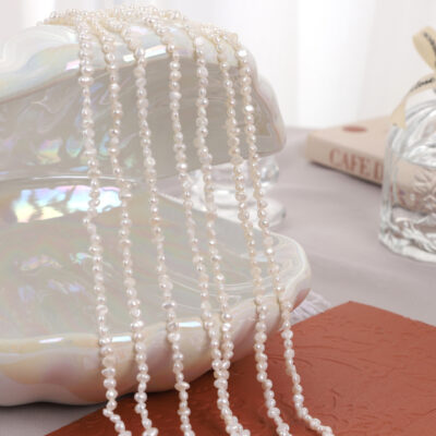 Perlas de agua dulce pequeñas de forma libre con parte posterior plana de 3-4 mm