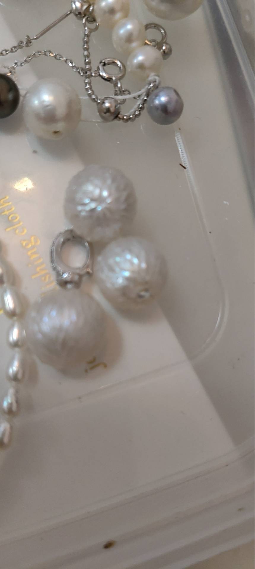 Reseña fotográfica de una perla de agua dulce tallada de 10-12 mm con patrón de escamas de dragón.