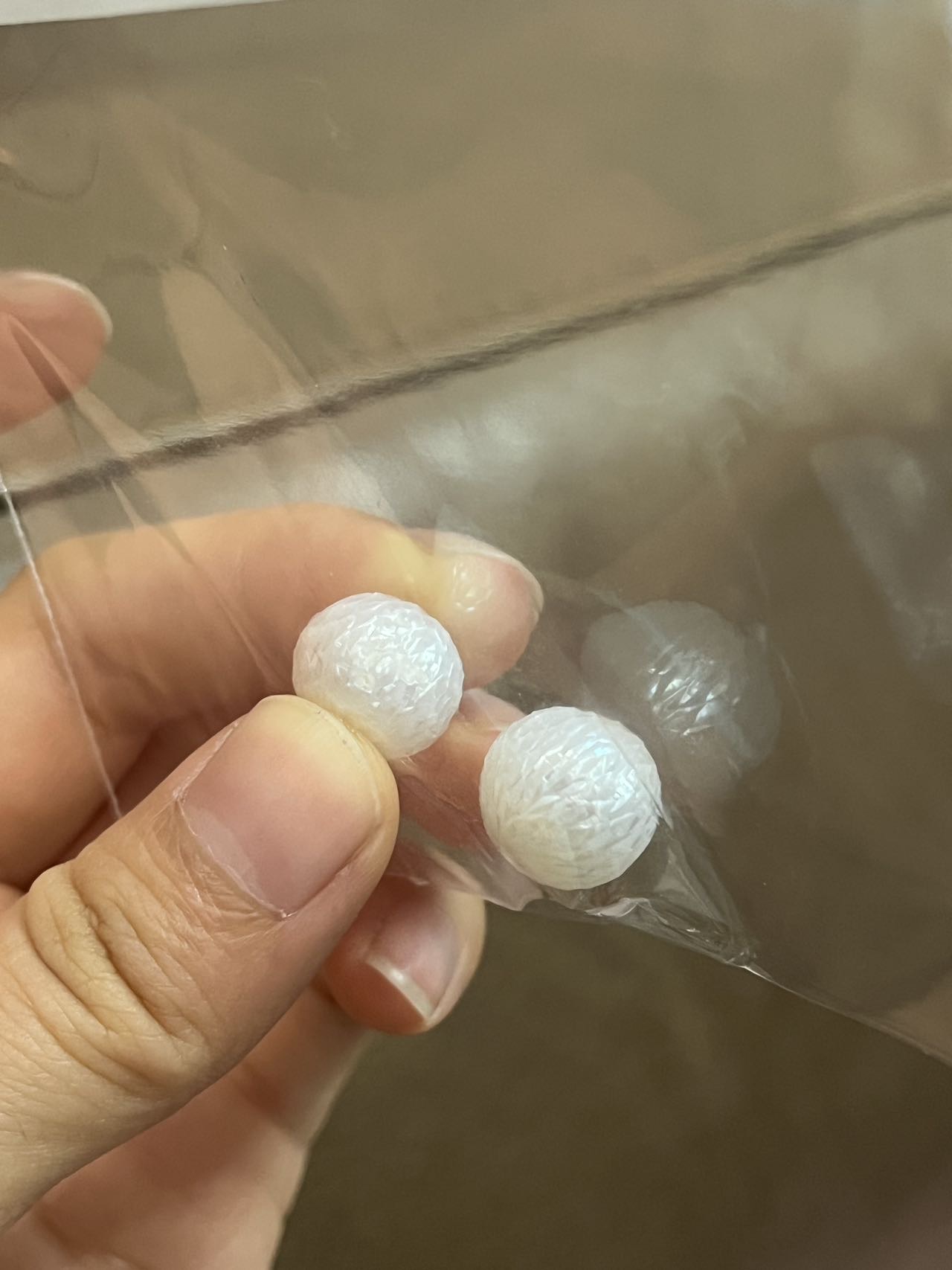 Reseña fotográfica de una perla de agua dulce tallada de 10-12 mm con patrón de escamas de dragón.