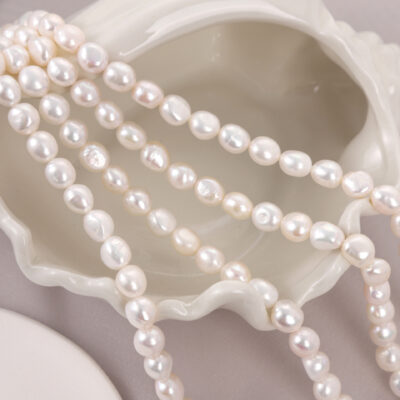 Perlas barrocas de 9 mm con micro imperfecciones y brillo en la parte posterior plana