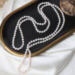 Collar anudado en capas de perlas de agua dulce francesas con detalles en exhibición