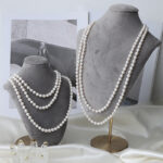 Collar anudado en capas de perlas de agua dulce francesas con detalles