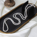 Collar anudado en capas de perlas de agua dulce francesas con detalles