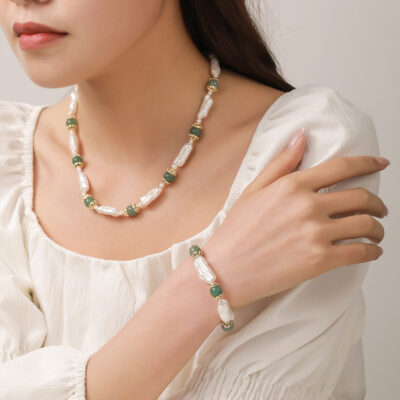Freshwater-Baroque-Pearl-Necklace-With-Green-Onyx-Deetails-Display