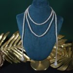 Collar largo estilo barroco con perlas de agua dulce y detalles en relieve
