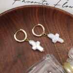 Vergoldete Ohrringe aus Kupfer mit Süßwasserperlen und Kreuzmotiv