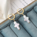 Vergoldete Ohrringe aus Kupfer mit Süßwasserkreuz und Perle