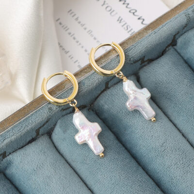 Pendientes de cobre bañados en oro con perla de agua dulce y cruz