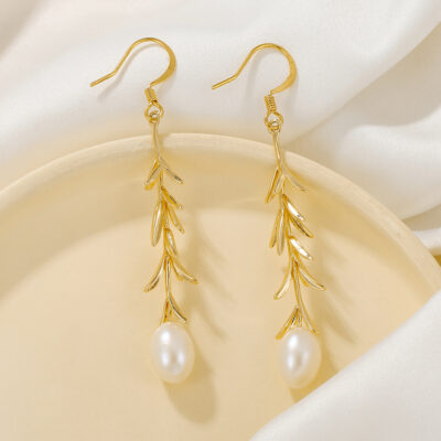 Pendientes de perla de agua dulce bañados en oro con detalles en forma de gota